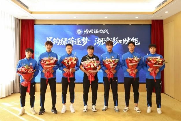 提前完成赛季既定目标，滨湖区领导慰问无锡吴钩教练及球员
