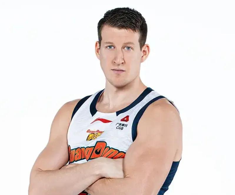 广东首节险胜北京！博日奇+2将齐爆，弗格即插即用，周琦+2外死顶