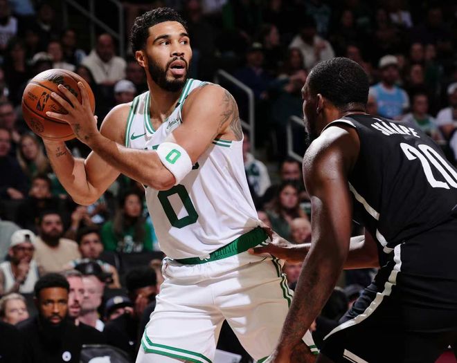 读秒中投绝杀！塔图姆轰40+8加时逆转取三连胜 NBA官方为他喝彩